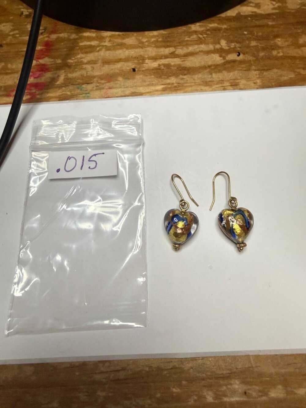 dangle glass heart earrings - gold - Picture 4 of 4